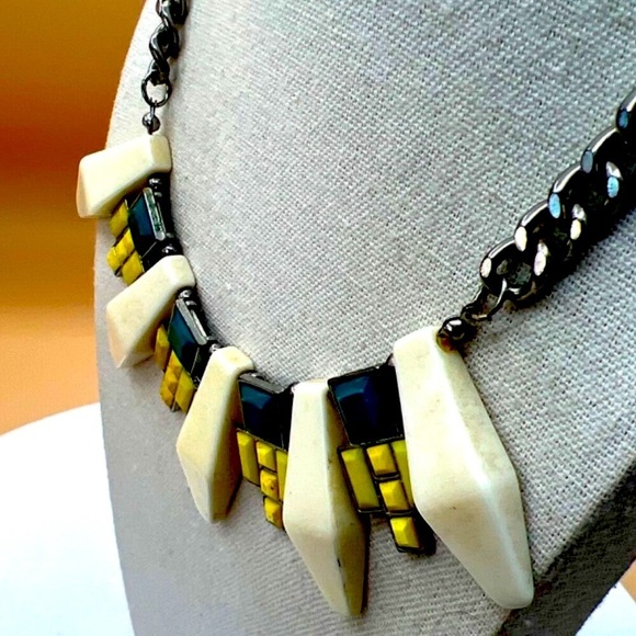 Vintage Geometric Statement Necklace.  N5 - Picture 4 of 10